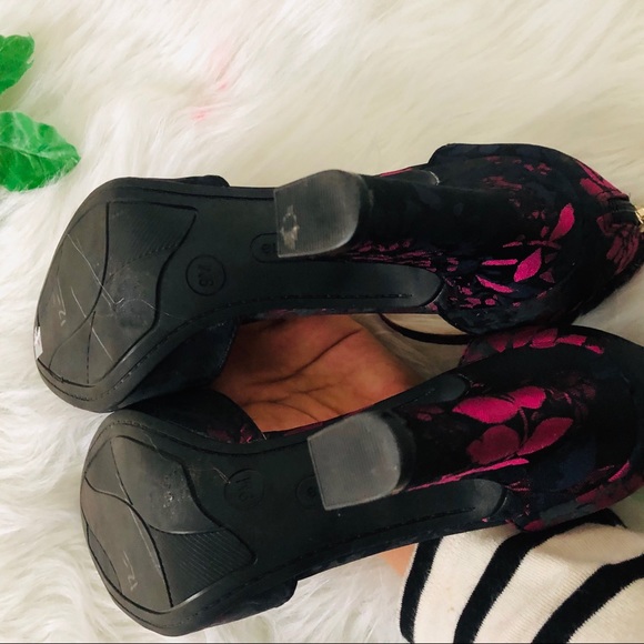 Liz Claiborne Floral Heels - Picture 6 of 6